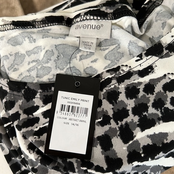 Black & White Abstract Top or Cover-Up - Picture 7 of 8